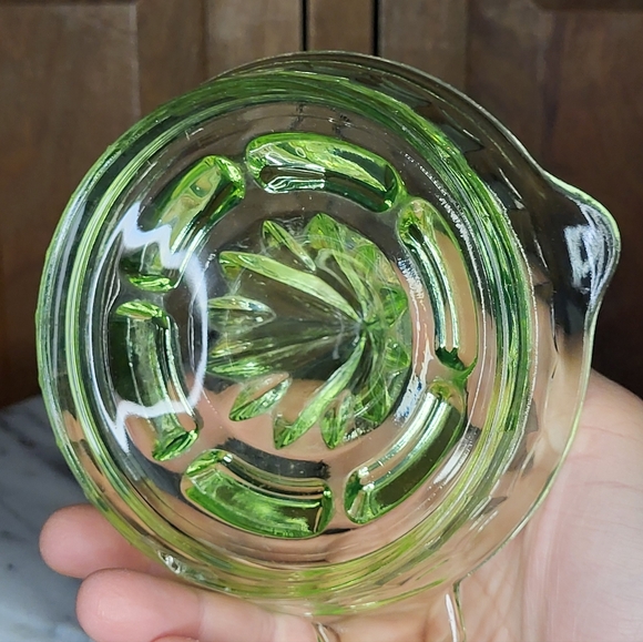 Uranium Glass Juicer - Picture 8 of 15